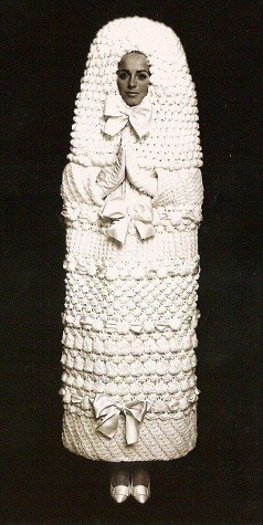 Lấy cảm hứng từ búp bê matryoshka của Nga, Yve St Laurent đã tạo ra chiếc váy cưới trông có vẻ giống chiếc túi ngủ này.